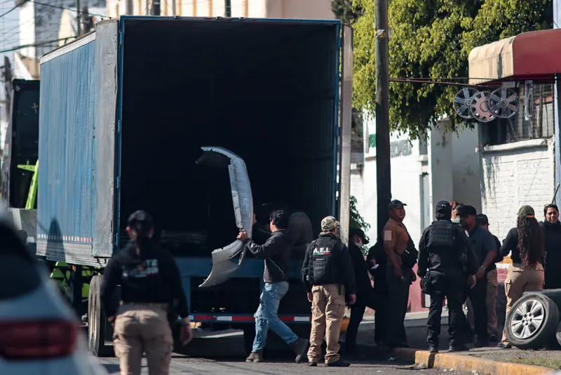FGE ejecuta cateos en la 46 Poniente; decomisan mercancía sin acreditación legal