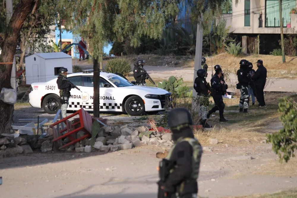 Personal federal con apoyo de Guardia Nacional arribó a una vivienda de la colonia Malintzi esta madrugada/ Agencia EsImagen