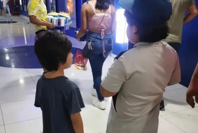 Mujer abandona a sus hijos en sala de cine en Quintana Roo