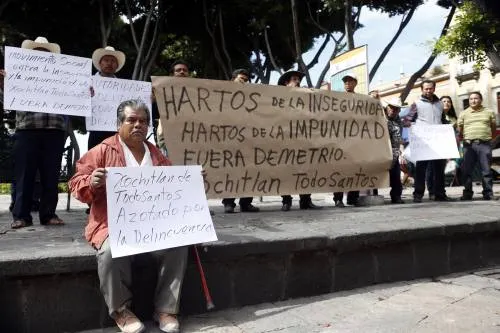 Habitantes de Xochitlán Todos Santos exigen destitución de su presidente, Matilde Demetrio