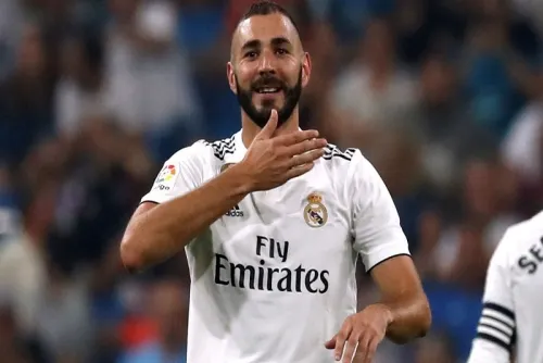 Karim Benzema subasta jersey autografiado para lucha contra COVID-19