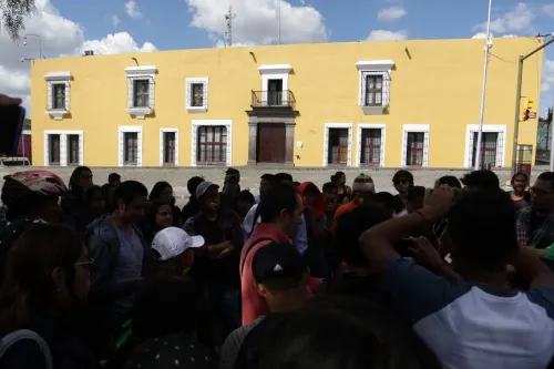 Protestan estudiantes de la BUAP contra el alza al pasaje