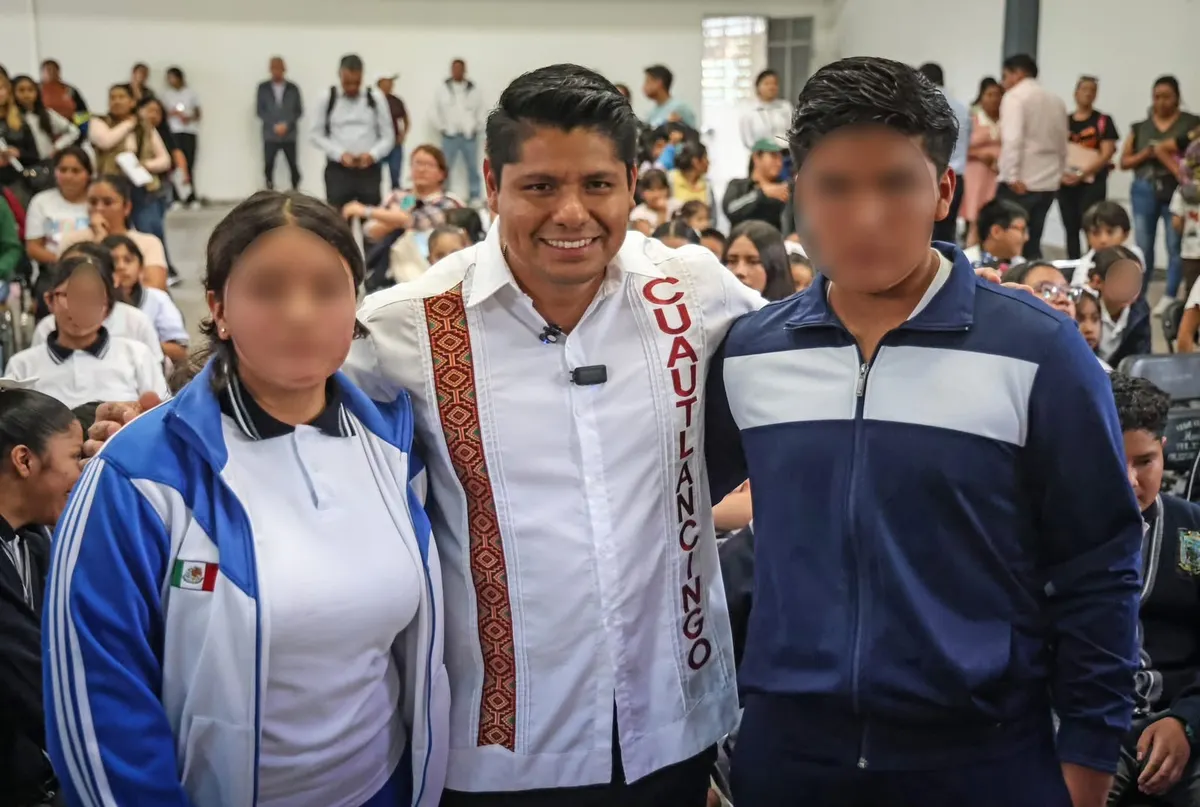 Cuautlancingo reconoce a 63 estudiantes con promedio de 10 y entrega Becas San Juan