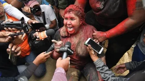 Turba agrede y corta el pelo a alcaldesa en Bolivia