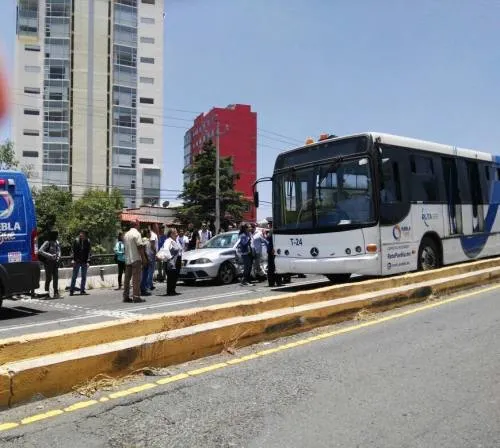 17 lesionados, saldo de fuerte choque entre RUTA y autos particulares en bulevar Atlixco