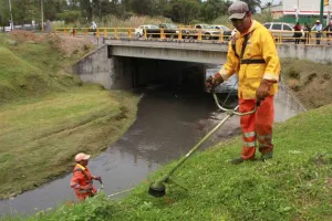 Limpia realiza trabajos de chapeo en Barranca La Providencia