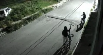 Captan robo de scooter en video; presuntos responsables son menores de edad