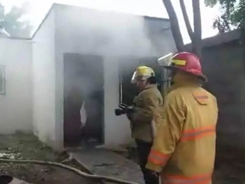 Detienen a hombre por intentar matar a su exesposa e hija quemando su casa