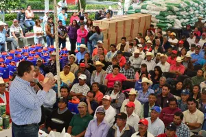 Entrega Zavala apoyos a campesinos de Serdán