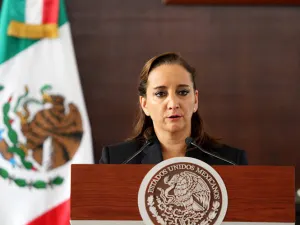Cerrar fronteras no es ?inteligente?, advierte la canciller a Trump