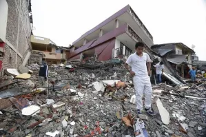 Aumenta a 413 las víctimas por terremoto en Ecuador
