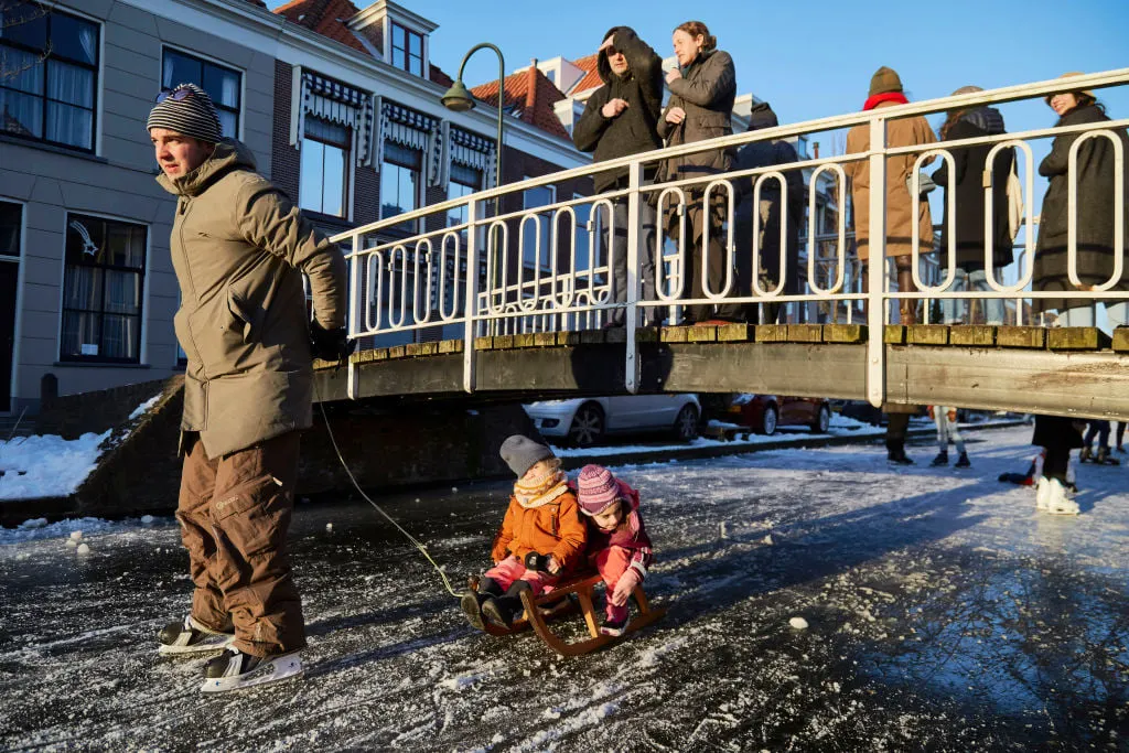 Las bajas temperaturas han hecho que los canales, ríos y lagos de los Países Bajos sean ideales para patinar al aire libre