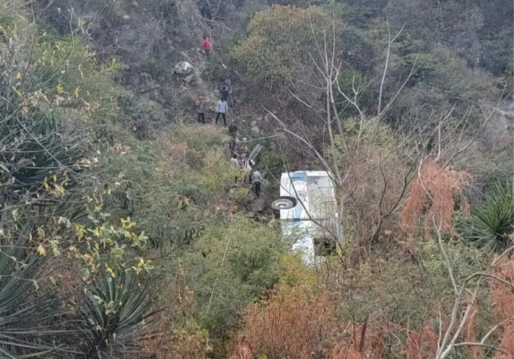 Se va a un barranco un camión de pasajeros