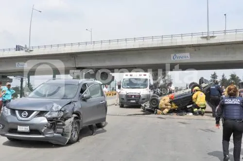 Se vuelca taxi en el puente de La María