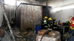 Bomberos sofocan incendio en fábrica de veladoras en Tres Cerritos