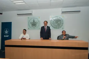 Entrega Alfonso Esparza infraestructura educativa y servicios en Tehuacán