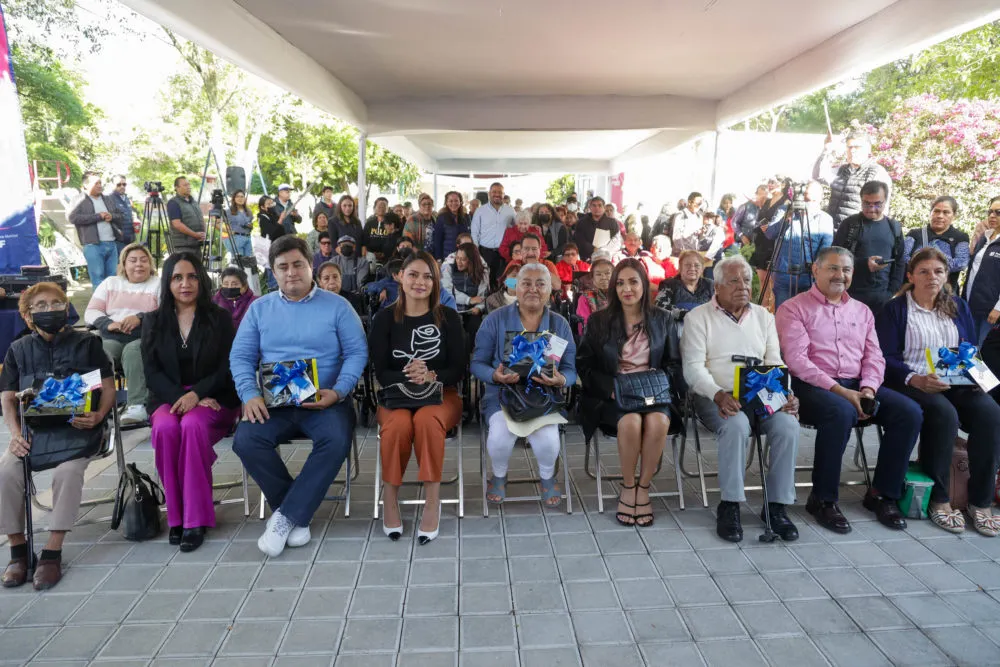 Ayuntamiento de Puebla realiza la segunda entrega de 300 aparatos funcionales y auditivos