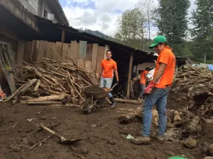 Voluntarios Anáhuac apoyan en zonas afectadas por Earl