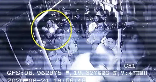 “El dinero”, exige. Pero un pasajero trae pistola. Le dispara. La balacera. Todo, en un camión.