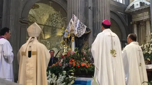 Arzobispo encabeza procesión con la imagen de Nuestra Señora de la Defensa