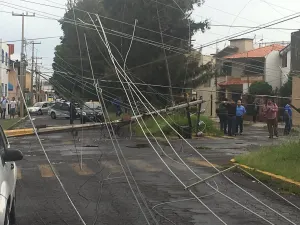 Tráiler jala cables y tira postes en Bulevar Los Pilares