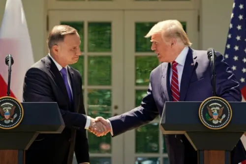 Trump dice que EU desplegará mil soldados en Polonia