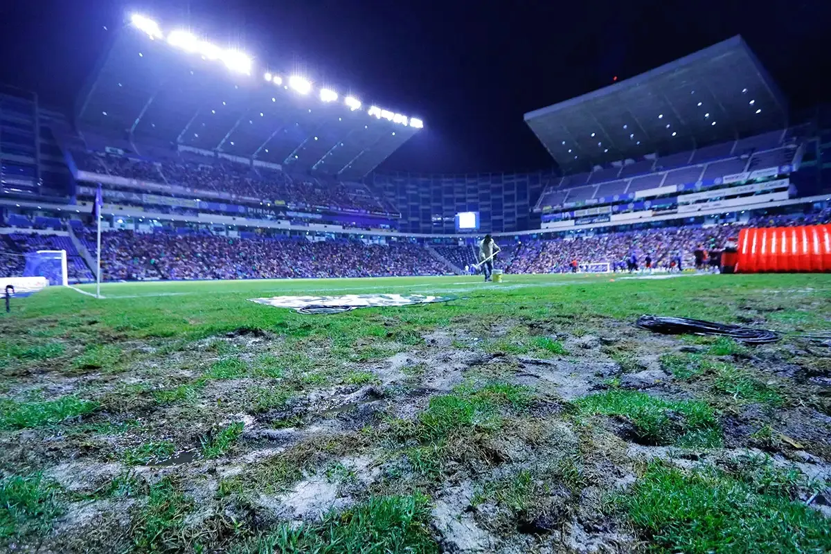 estadio-cuauhtemoc-cancha-mal-estado