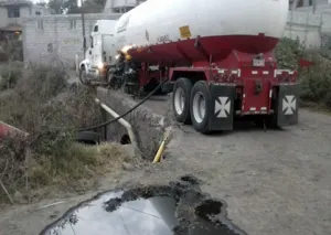 Bomberos retiraron restos de tractocamión volcado en las Carmelitas