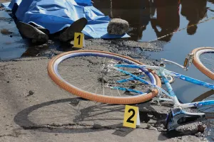 Se desnuca ciclista tras caer en un bache