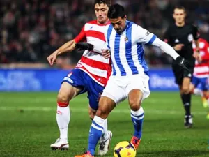 Vela celebra 100 juegos con la RS anotando par de goles