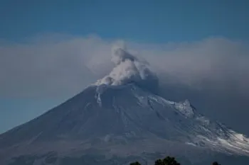 Popocatépetl y caída de ceniza suspenden por tercer día operaciones en aeropuerto Hermanos Serdán