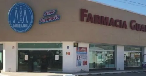 Ladrones superan a policías en asalto a Farmacia Guadalajara