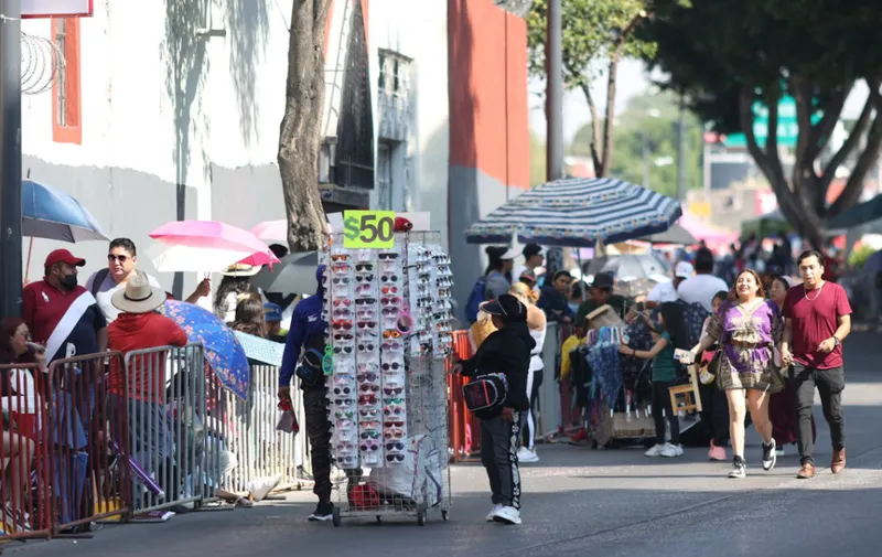 Ambulantes hicieron su agosto en el desfile del 5 de Mayo con renta y venta de sillas, bancos y comida