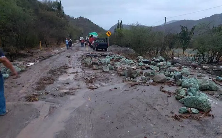 Al menos dos muertos y dos viviendas sepultadas dejan lluvias en Oaxaca