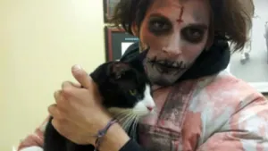 Zombi de buen corazón regresa gato extraviado