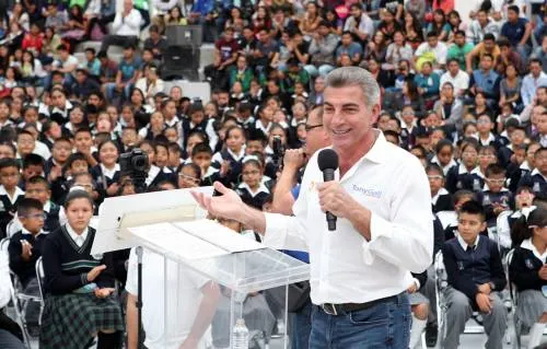Tony Gali garantiza más infraestructura educativa en la Sierra Negra