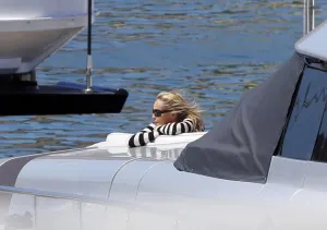 Captan a Sharon Stone en yate en marco del Festival de Cannes