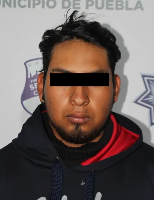 Detienen a hombre por conducir motocicleta robada