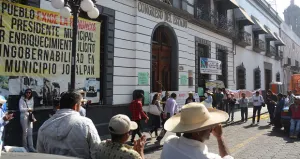 Pobladores de Jolalpan permanecen en plantón ante la indiferencia de diputados