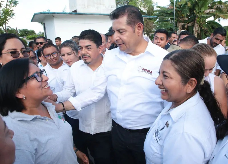 Con módulos de maquinaria, se rehabilitan y construyen carreteras en Tenampulco: Armenta