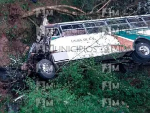 Chocan 2 camiones en Puebla y uno se desbarranca; 4 muertos