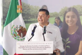 Armenta asegura que en Puebla “hay muchos gallos y gallinas” rumbo a 2027