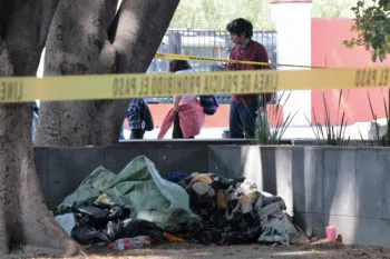 Hallan sin vida a hombre en situación de calle en la Plaza de los Mariachis