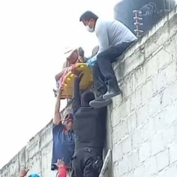 Se salva albañil de morir electrocutado