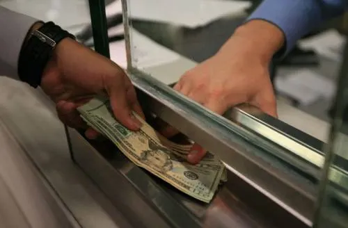 Peso se deprecia más de 7 centavos a inicio de semana volátil por cercanía de elecciones