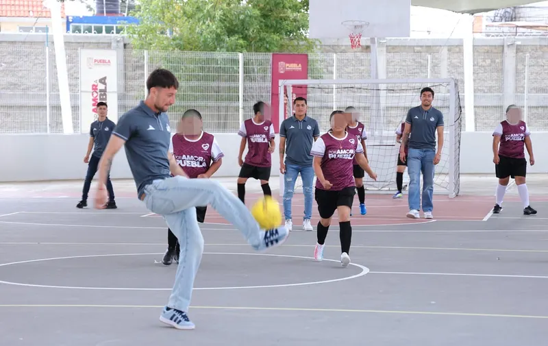 Jóvenes de la Casa del Adolescente conviven con futbolistas del Club Puebla