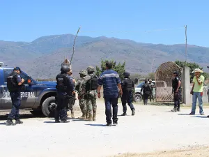 Aseguran en Michoacán a 11 civiles armados; presumen ser autodefensas