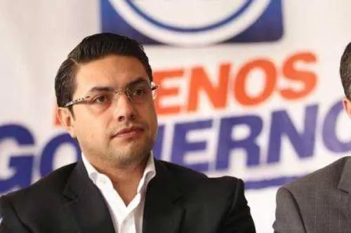 Giles firma desplegado de apoyo a Ricardo Anaya