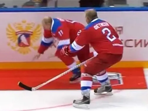Putin se da un costalazo en partido de hockey