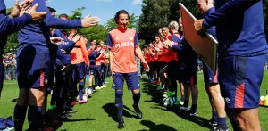 Homenajea PSV a Guardado con el famoso pasillo